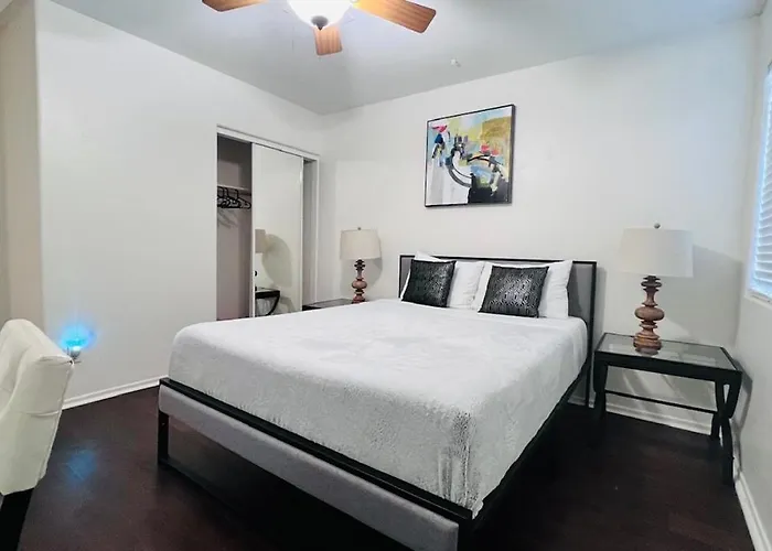 Cozy 3 Bedrooms Town In With Community Pool *