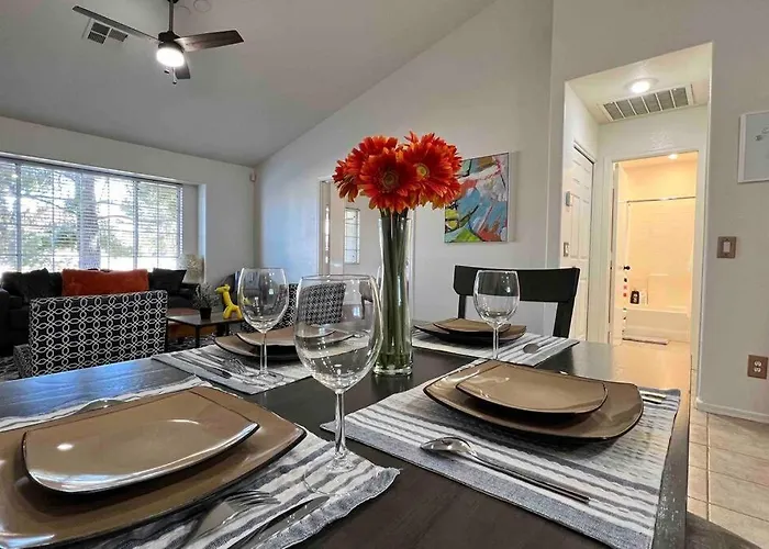 Cozy 3 Bedrooms Town In With Community Pool *