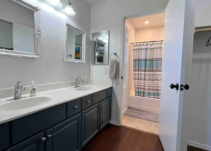 Cozy 3 Bedrooms Town In With Community Pool Holiday home Chandler