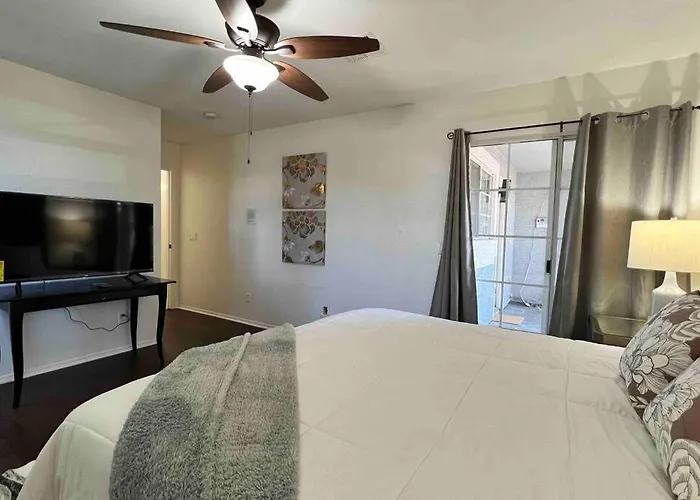 Cozy 3 Bedrooms Town In With Community Pool *