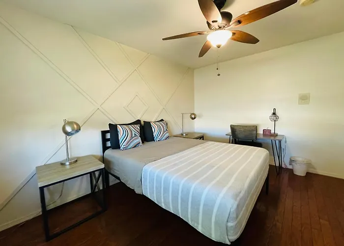Cozy 3 Bedrooms Town In With Community Pool *